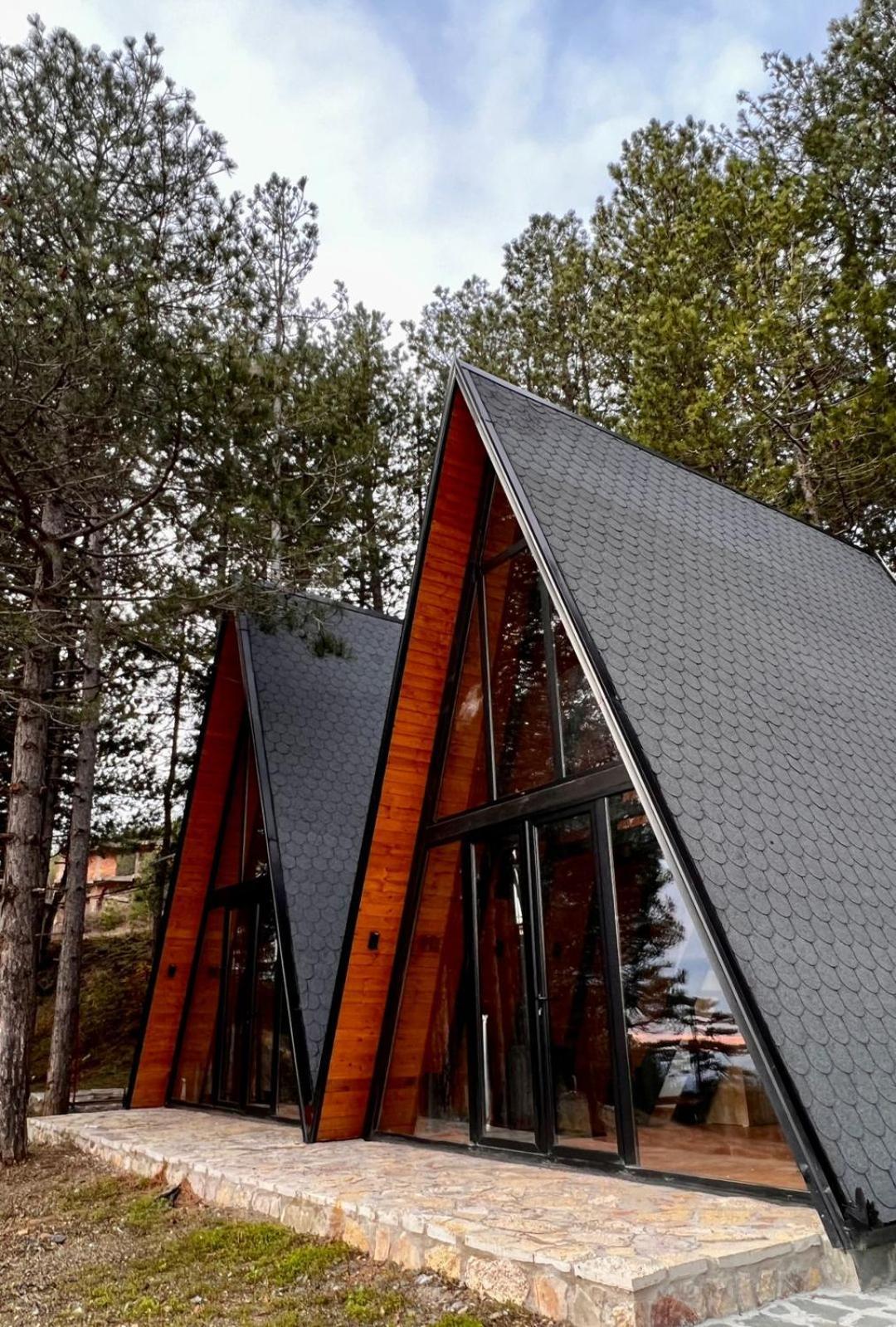 Vilat Alpine Golden Gjinar Villa